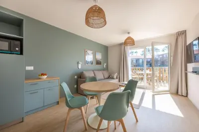 Cuisine ou kitchenette dans l'établissement Résidence Odalys Bleu Canopée