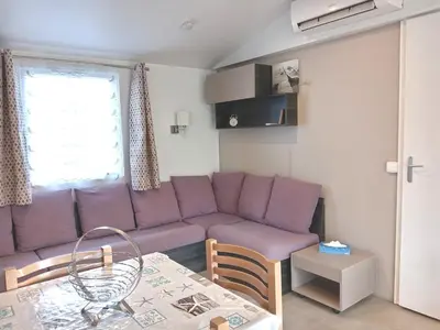 Coin salon dans l'établissement MH 468 LUMINOSA 3ch dont 1 suite parentale et 2sdb proche des activités dans camping 4 étoiles