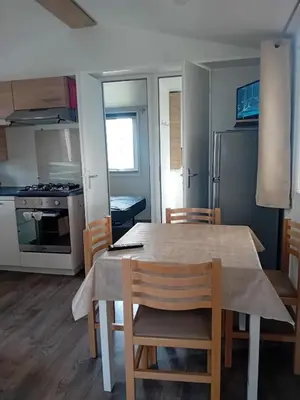 Cuisine ou kitchenette dans l'établissement MH 538 TOUT EQUIPE et TOUT CONFORT 2ch 1sdb dans camping 4 étoiles