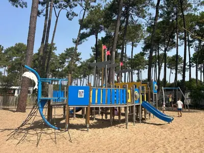 Aire de jeux pour enfants de l'établissement MH 538 TOUT EQUIPE et TOUT CONFORT 2ch 1sdb dans camping 4 étoiles
