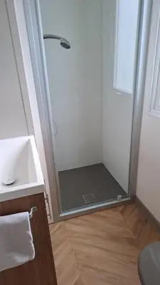 Salle de bains dans l'établissement MH 480 2ch 2sdb 40m2 dans camping 4 étoiles avec parc aquatique