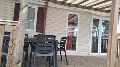 Balcon ou terrasse dans l'établissement MH 480 2ch 2sdb 40m2 dans camping 4 étoiles avec parc aquatique