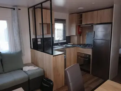 Cuisine ou kitchenette dans l'établissement MH239 BORA BORA 3ch ET 1sdb dans camping 4 étoiles