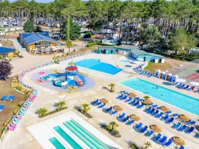 Piscine de l'établissement MH239 BORA BORA 3ch ET 1sdb dans camping 4 étoiles ou située à proximité