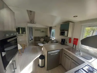 Cuisine ou kitchenette dans l'établissement MH 515 AMIRA TOUT CONFORT 3ch et 2sdb dans camping 4étoiles avec parc aquatique
