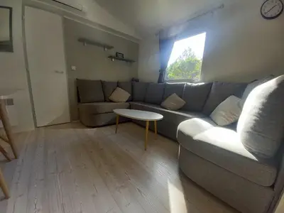Coin salon dans l'établissement MH 515 AMIRA TOUT CONFORT 3ch et 2sdb dans camping 4étoiles avec parc aquatique