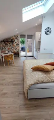 Un ou plusieurs lits dans un hébergement de l'établissement Studio entre forêt et lac