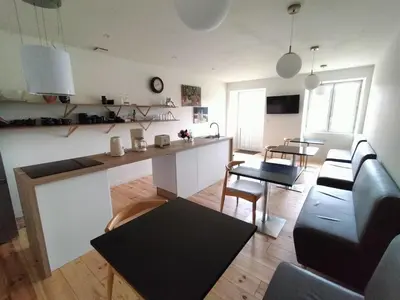 Cuisine ou kitchenette dans l'établissement chambres d'hôtes numéro 1 Le Bedat côté jardin