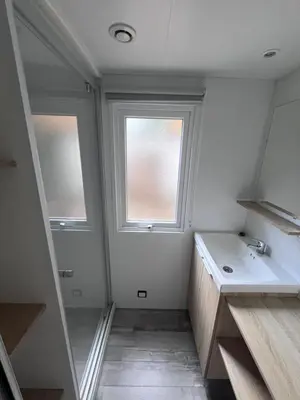 Salle de bains dans l'établissement Nature océan mobil-home