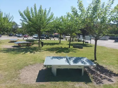 Jardin de l'établissement MH510 2CH dont chambre parental et 2sdb dans camping 4 étoiles