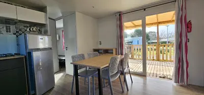 Cuisine ou kitchenette dans l'établissement Location Mobilhome 3ch Mimizan Plage