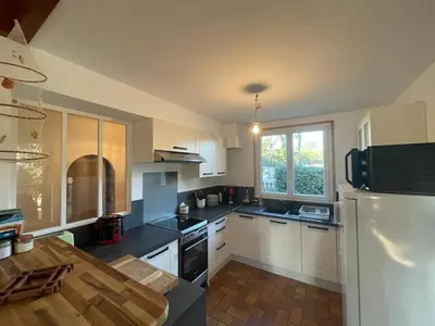 Cuisine ou kitchenette dans l'établissement Duplex spacieux 8 pers avec terrasse et parking, Capbreton - FR-1-413-249