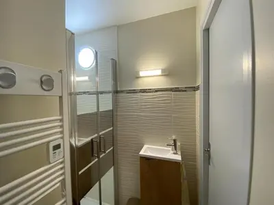 Salle de bains dans l'établissement Duplex spacieux 8 pers avec terrasse et parking, Capbreton - FR-1-413-249