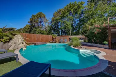 Piscine de l'établissement Villa des Albizzias ou située à proximité