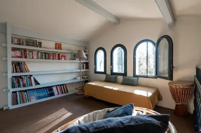 Bibliothèque dans la villa