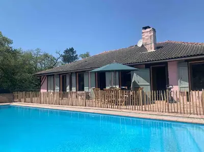 Piscine de l'établissement Landaise 12 couchages - piscine tennis boulodrome privés - proche lacs & océan ou située à proximité
