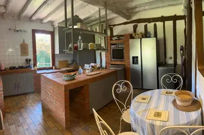 Cuisine ou kitchenette dans l'établissement Landaise 12 couchages - piscine tennis boulodrome privés - proche lacs & océan