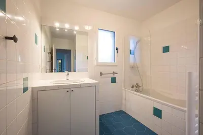 Salle de bains dans l'établissement Villa Eglantine à deux pas de la plage PYLA SUR MER