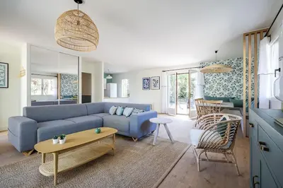 Coin salon dans l'établissement Villa Eglantine à deux pas de la plage PYLA SUR MER