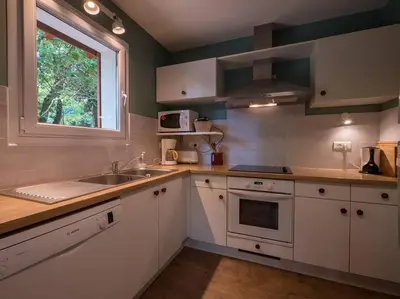 Cuisine ou kitchenette dans l'établissement Villa Les Violettes à deux pas de la plage PYLA SUR MER