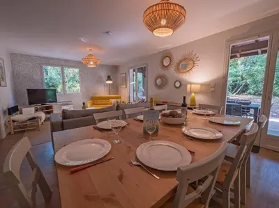 Coin salon dans l'établissement Villa Les Pins à deux pas de la plage PYLA SUR MER