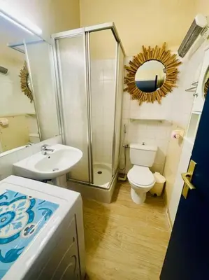Salle de bains dans l'établissement Appartement avec balcon vue sur le port & piscine
