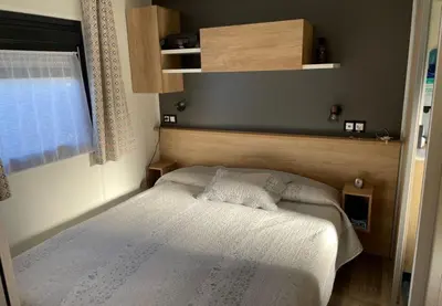 Un ou plusieurs lits dans un hébergement de l'établissement Location Mobilhome Bahiana 8 personnes Camping 4 étoiles La Réserve Gastes
