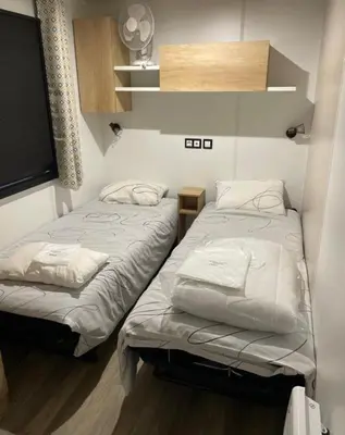 Un ou plusieurs lits dans un hébergement de l'établissement Location Mobilhome Bahiana 8 personnes Camping 4 étoiles La Réserve Gastes