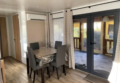 Coin salon dans l'établissement Location Mobilhome Bahiana 8 personnes Camping 4 étoiles La Réserve Gastes
