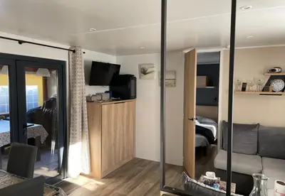 Télévision ou salle de divertissement dans l'établissement Location Mobilhome Bahiana 8 personnes Camping 4 étoiles La Réserve Gastes
