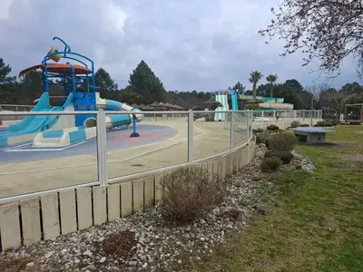 Aire de jeux pour enfants de l'établissement Mobil home 8 personnes 3 chambres