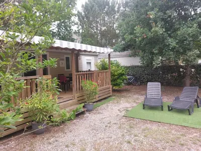 Jardin de l'établissement Mobil home 8 personnes 3 chambres