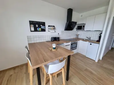 Cuisine ou kitchenette dans l'établissement Les Landais-Appart cosy centre Mimizan plage 4p