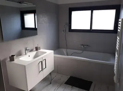 Salle de bains dans l'établissement AIMI-AQUO gîte, Bassin d'Arcachon Sud