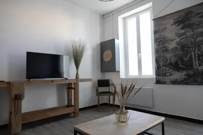 Télévision ou salle de divertissement dans l'établissement Maison COSY et CHALEUREUSE au centre ville