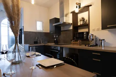Cuisine ou kitchenette dans l'établissement Maison COSY et CHALEUREUSE au centre ville