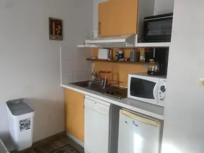 Cuisine ou kitchenette dans l'établissement Maisonnette en bois pour 4 personne village vacances Avec