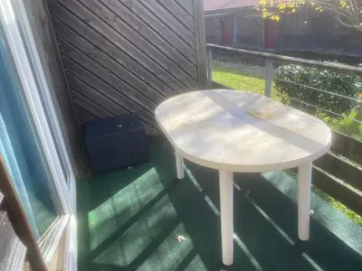 Balcon ou terrasse dans l'établissement Maisonnette en bois pour 4 personne village vacances Avec