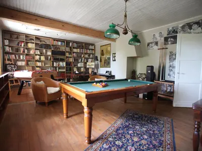 Plan de l'établissement Maison spacieuse près du lac avec piscine privée, idéal pour 16 personnes - FR-1-50-145