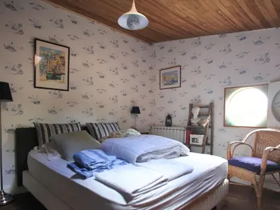 Plan de l'établissement Maison spacieuse près du lac avec piscine privée, idéal pour 16 personnes - FR-1-50-145