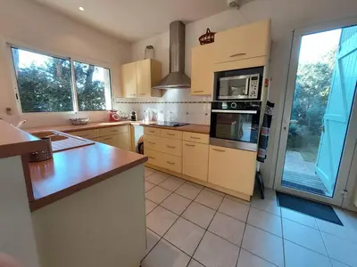 Cuisine ou kitchenette dans l'établissement Villa PERICA pour 10 personnes. Entre lac et océan. Wifi gratuit.