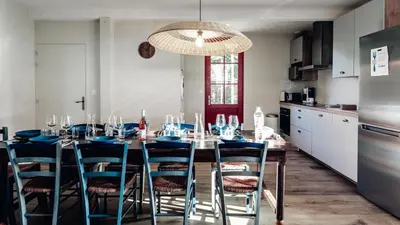 Cuisine ou kitchenette dans l'établissement Maison Bleue Est 12 personnes