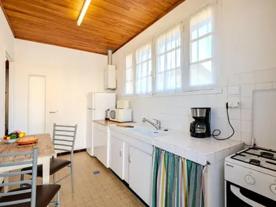 Cuisine ou kitchenette dans l'établissement Holiday Home L'astérie by Interhome