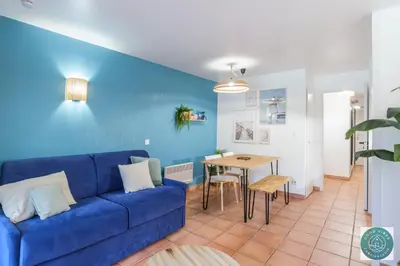 Coin salon dans l'établissement Les Pins dorés le petit nid douillet et cosy