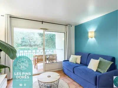 Coin salon dans l'établissement Les Pins dorés le petit nid douillet et cosy