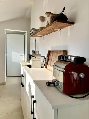 Cuisine ou kitchenette dans l'établissement Appartment with pool, beach and ocean 5 min by walk, city center, shopping and market