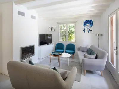 Télévision ou salle de divertissement dans l'établissement Villa élégante à Capbreton pour 12 personnes avec jardin - FR-1-791-27