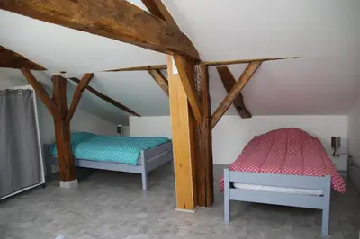 Un ou plusieurs lits dans un hébergement de l'établissement Maison familiale avec jardin à Lahosse, 110 m²
