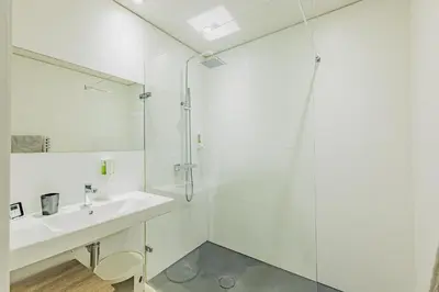 Salle de bains dans l'établissement Villa Mer avec vue sur le bassin