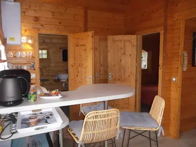 Cuisine ou kitchenette dans l'établissement Chalet flottant sur lac et spa